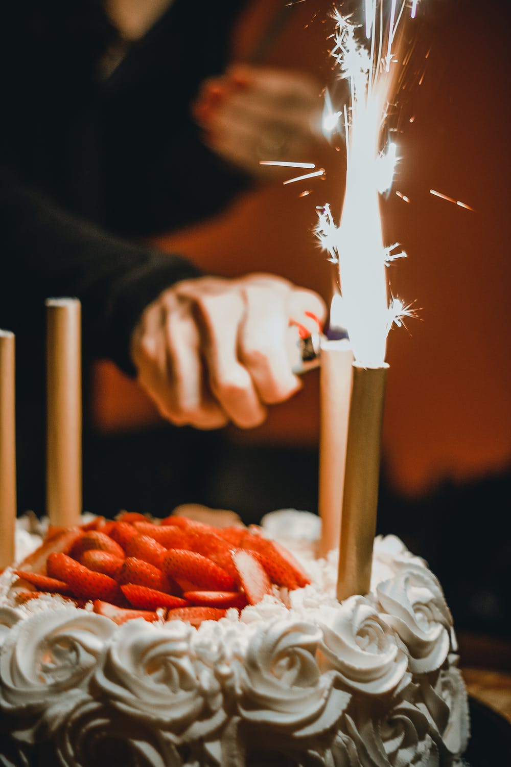 zapalování narozeninového dortu